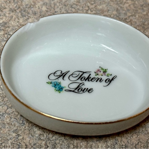 Vintage Avon 1982 Porcelain Trinket Box Oval Valentines Day - Sweet Deal! - Picture 7 of 12